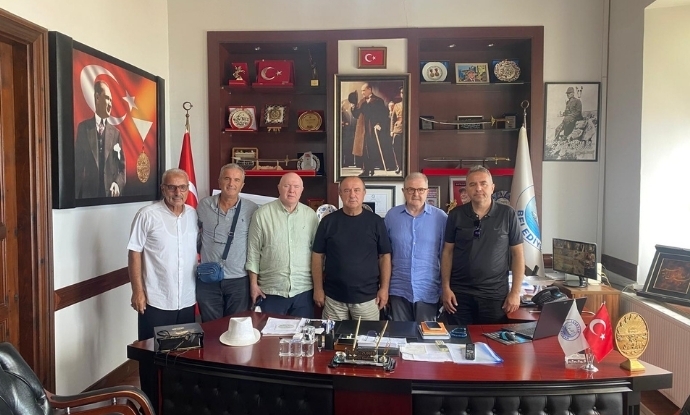 Belediye Bakanmz Sayn Engin UZUNER, Makamnda Evrenye Ky Dernek Bakan Mahmut UZUN ve Ynetim Kurulu yelerini Arlad.
