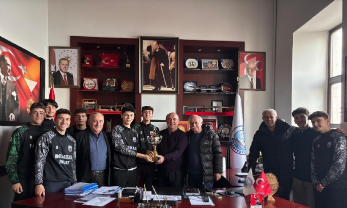 ampiyonluk Sevincini Belediye Bakanmz Engin Uzuner' le Paylatlar