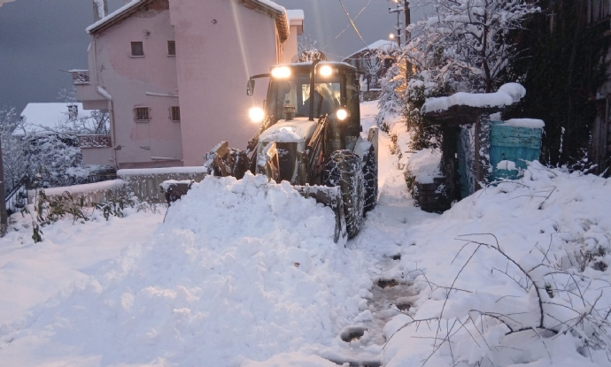 �l�emizde Yo�un Kar Ya���� �le M�cadele �al��malar�m�z Aral�ks�z Devam Ediyor