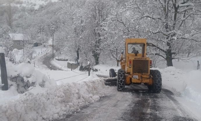 �l�emizde Yo�un Kar Ya����yla M�cadele �al��malar�m�z T�m H�z�yla S�r�yor