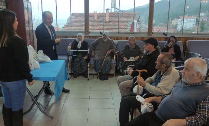 Belediye Ba�kan�m�z Say�n Engin Uzuner, B�y�klerimizi B�ylesine Anlaml� ve M�barek Bir G�nde Yine Yaln�z B�rakmad�.