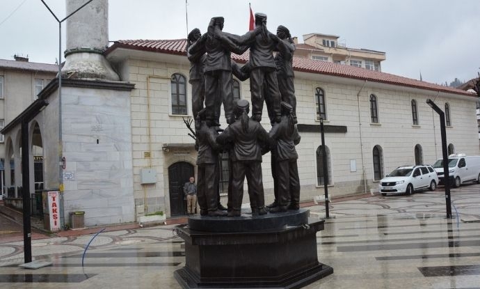 Kurtulu�a Giden Yolda �nebolu Kent M�zesi Meydan� Yepyeni Y�z� �le B�y�k Be�eni Toplad�