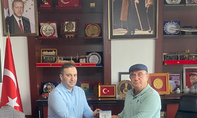 Belediye Personellerimizden Sefa Tuno�lu, Yeni Yay�mlanan Kitab� �z�n� Bulmak'� Belediye Ba�kan�m�z Say�n Engin Uzuner'e Hediye Etti.