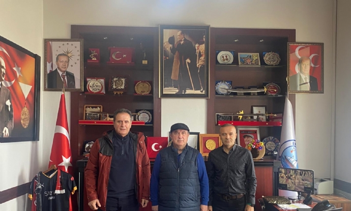 Milli Y�z�c� Hem�ehrimiz ve �� �nsanlar� Hasan Heke ile Mustafa �zer, Belediye Ba�kan�m�z Say�n Engin Uzuner�i Makam�nda Ziyaret Etti.