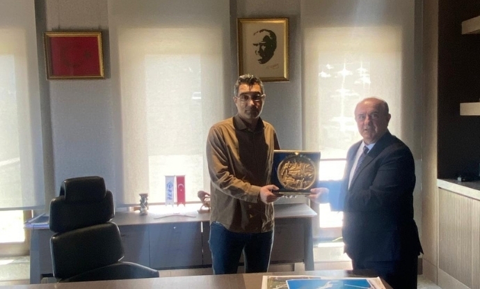 Belediye Ba�kan�m�z Say�n Engin Uzuner, K�re Eti Bak�r ��letme M�d�r� Serkan �mer Ko�' u Makam�nda Ziyaret Etti.