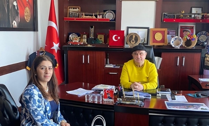 Tapu M�d�r� Ebru Onba��, Belediye Ba�kan�m�z Say�n Engin Uzuner�i Makam�nda Ziyaret Etti.