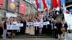 Uluslararas Halk Oyunlar Ekipleri Belediye Bakanmz Sayn Engin Uzuneri Makamnda Ziyaret Ettiler