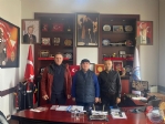 Milli Y�z�c� Hem�ehrimiz ve �� �nsanlar� Hasan Heke ile Mustafa �zer, Belediye Ba�kan�m�z Say�n Engin Uzuner�i Makam�nda Ziyaret Etti.